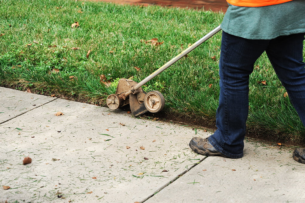 How to Trim Lawn Edges